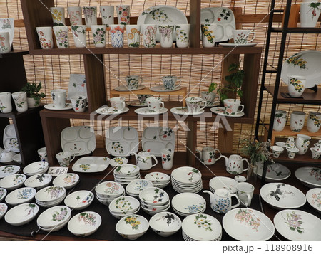 有田陶器市のワンシーン　草花の皿コーナー　佐賀県西松浦郡有田町幸平 118908916