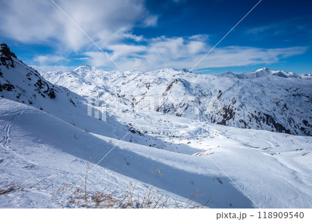 Ski slopes and mountains of Les Menuires in the french alps 118909540