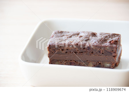 白い角皿にのせたチョコレートブラウニー 白い角皿にのせたチョコレートブラウニー 118909674