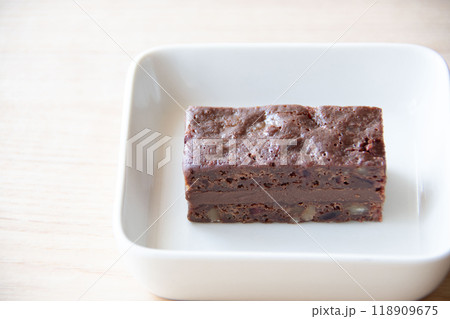 白い角皿にのせたチョコレートブラウニー 白い角皿にのせたチョコレートブラウニー 118909675