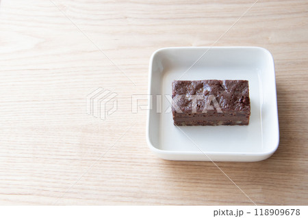 白い角皿にのせたチョコレートブラウニー 118909678