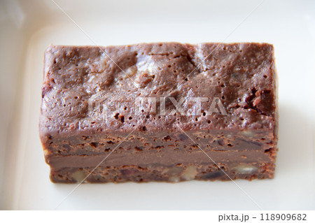 白い角皿にのせたチョコレートブラウニー 白い角皿にのせたチョコレートブラウニー 118909682