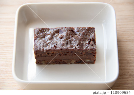 白い角皿にのせたチョコレートブラウニー 白い角皿にのせたチョコレートブラウニー 118909684