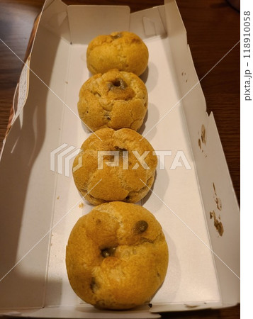 縦に並べたほうじ茶シュークリーム 118910058