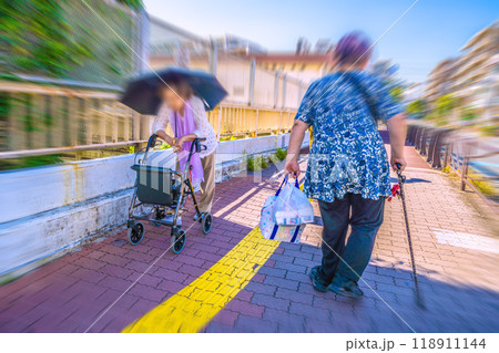 日本の川崎都市景観　高齢化社会…　　＝川崎市内で 118911144