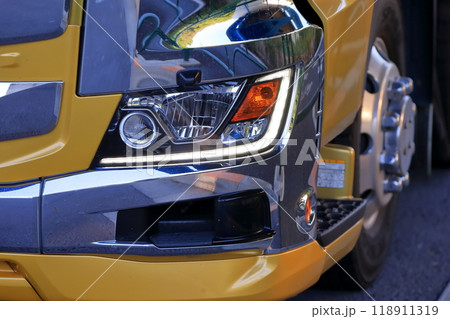 トラックのヘッドライト　イメージ 118911319