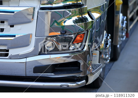 トラックのヘッドライト イメージ トラックのヘッドライト イメージ 118911320