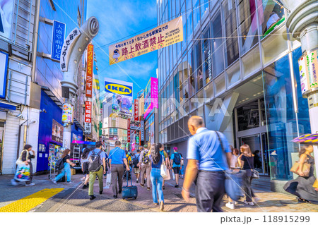 日本の東京都市景観 10月。外国人らで賑わう渋谷駅前の渋谷センター街などを望む。路上飲酒禁止に＝2日 118915299