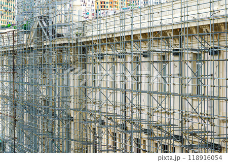 Construction of easy-to-assemble metal pipe scaffolding around the facade of the house 118916054