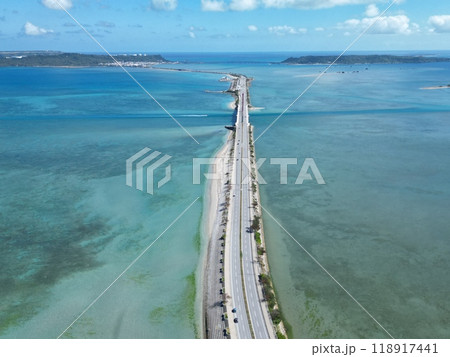 エメラルドグリーンの海を突き抜ける海中道路の空撮 118917441