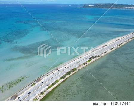 沖縄県うるま市の4つの島を結ぶ海中道路の空撮 沖縄県うるま市の4つの島を結ぶ海中道路の空撮 118917444