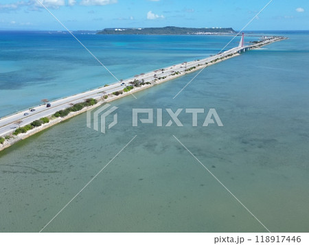 沖縄県うるま市の4つの島を結ぶ絶景の海中道路の空撮 118917446