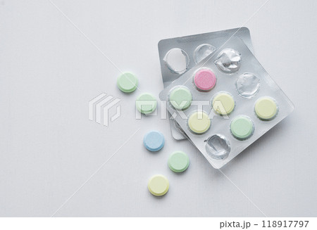 Flat lay of a variety of pills, vitamins and nutritional supplements of different colors and shapes  118917797