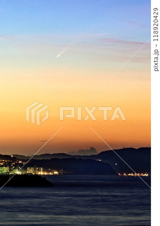 紫金山・アトラス彗星が夜明け前に湘南の海に昇る 紫金山・アトラス彗星が夜明け前に湘南の海に昇る 118920429