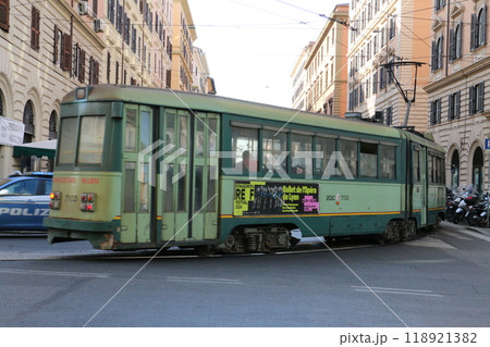 ローマの街中をはしるトラム ローマの街中をはしるトラム 118921382
