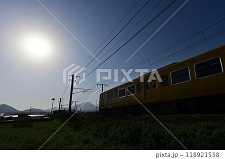 大山をバックに走る電車 大山をバックに走る電車 118921538