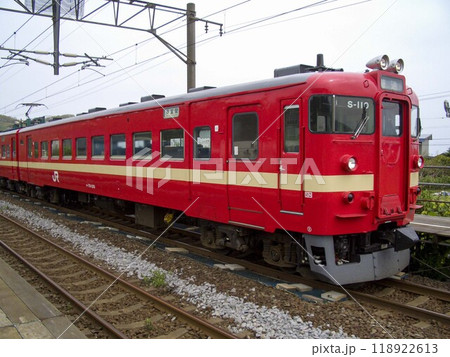 【窓、運転席ぼかし有】jr北海道711系 jr室蘭本線富浦駅にて 【窓、運転席ぼかし有】jr北海道711系 jr室蘭本線富浦駅にて 118922613
