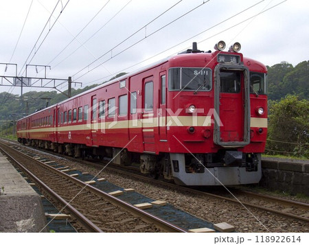 【窓、運転席ぼかし有】jr北海道711系　jr室蘭本線富浦駅にて 118922614