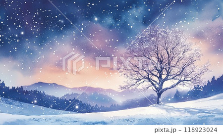 雪の舞う夕暮れと一本の木が彩る冬の風景 118923024