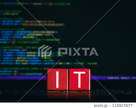 ノートパソコンの上のITの文字　プログラミング 118923077