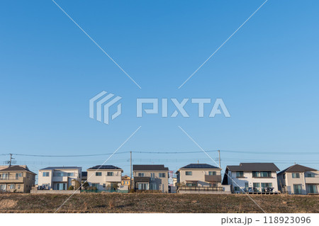 晴れた日の住宅街 晴れた日の住宅街 118923096