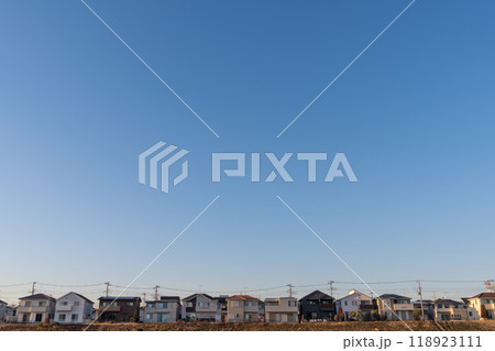 晴れた日の住宅街 晴れた日の住宅街 118923111