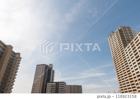 秋空の高層マンション 秋空の高層マンション 118923158
