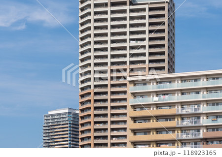 秋空のタワーマンション 118923165