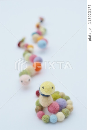 羊毛フェルトのボールで作ったへびの年賀素材 羊毛フェルトのボールで作ったへびの年賀素材 118923175