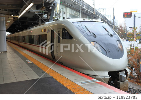 特急こうのとり 683系電車の流線型先頭車(新大阪駅) 特急こうのとり 683系電車の流線型先頭車(新大阪駅) 118923785