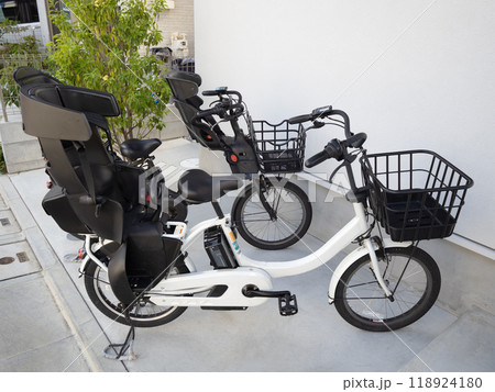 チャイルドシートがついた電動アシスト自転車 118924180