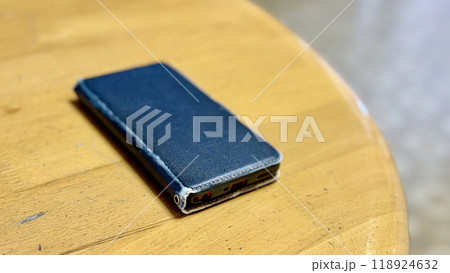 テーブルに置いた古いカバーのスマートフォン 118924632