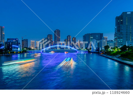 東京夜景・隅田川　行き交う屋形船 118924660