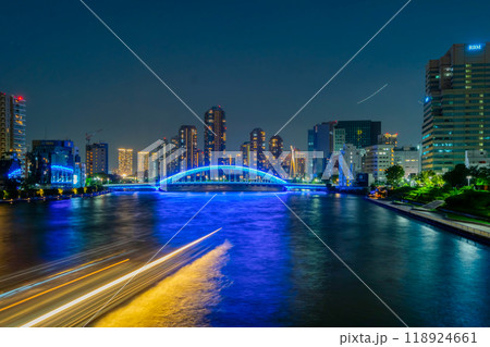 東京夜景・隅田川 行き交う屋形船 東京夜景・隅田川 行き交う屋形船 118924661
