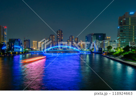 東京夜景・隅田川　行き交う屋形船 118924663