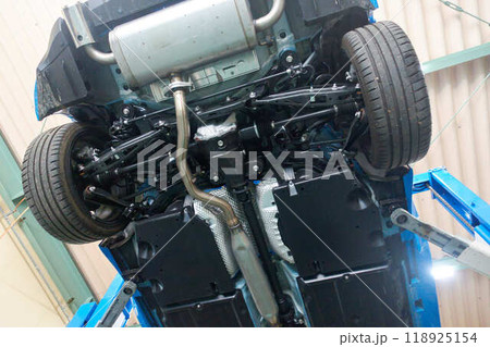 【自動車メンテナンス】リフトアップした自動車の後部 【自動車メンテナンス】リフトアップした自動車の後部 118925154