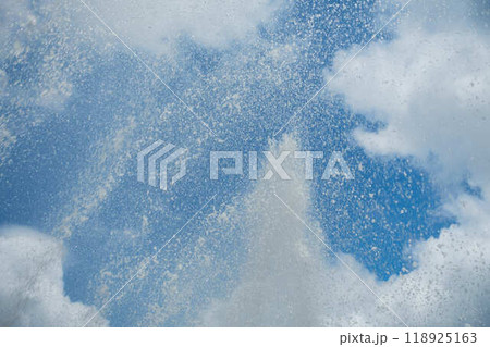 夏空を背景に吹き上がる水 夏空を背景に吹き上がる水 118925163
