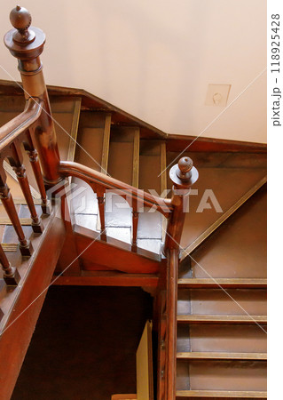 歴史的重要文化財の赤レンガ造りの建造物の内観 118925428