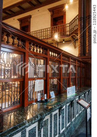 歴史的重要文化財の赤レンガ造りの建造物の内観 118925443