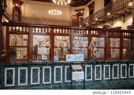 歴史的重要文化財の赤レンガ造りの建造物の内観 118925444