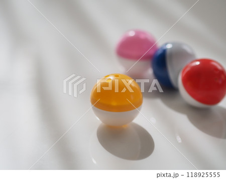 ガチャガチャのカプセル(複数個・白背景) ガチャガチャのカプセル(複数個・白背景) 118925555