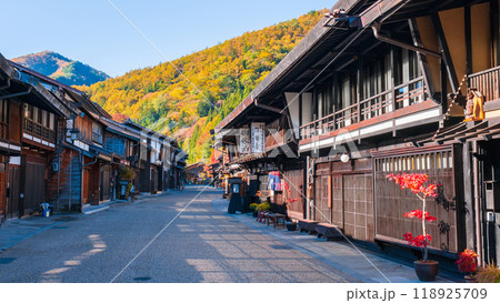 秋の奈良井宿 118925709