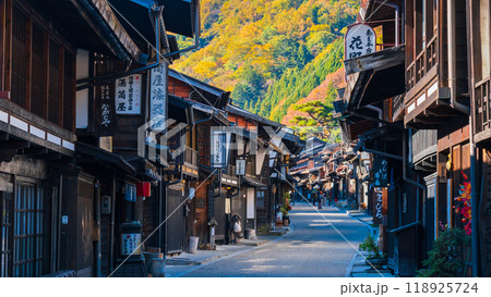 秋の奈良井宿 118925724