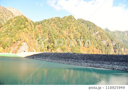 紅葉の始まった高瀬ダムの秋景色 紅葉の始まった高瀬ダムの秋景色 118925949