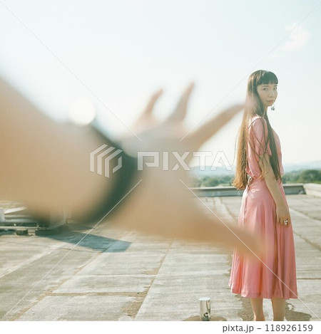 美しい女性を追いかける人の手とのポートレート 118926159