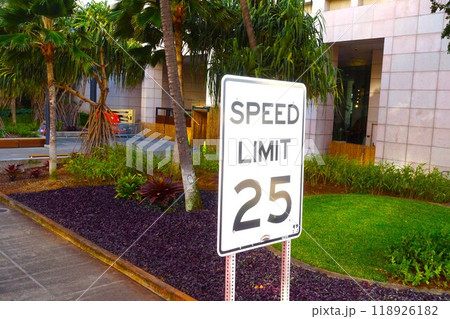 アメリカ・ハワイの速度制限標識 SPEED LIMIT 25 アメリカ・ハワイの速度制限標識 SPEED LIMIT 25 118926182