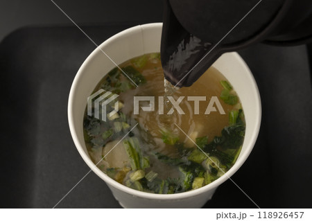 インスタント味噌汁 味噌汁のカップにお湯を注ぐ インスタント味噌汁 味噌汁のカップにお湯を注ぐ 118926457