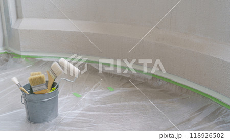 外壁塗装の養生イメージ｜マスカーで床を養生する 118926502