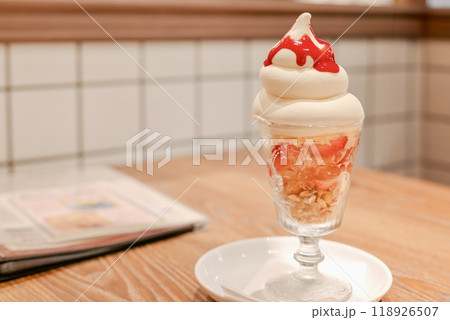 ソフトクリーム乗せ苺パフェ 118926507