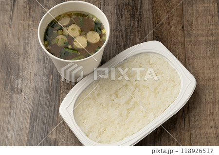 レトルトご飯とインスタント味噌汁 118926517